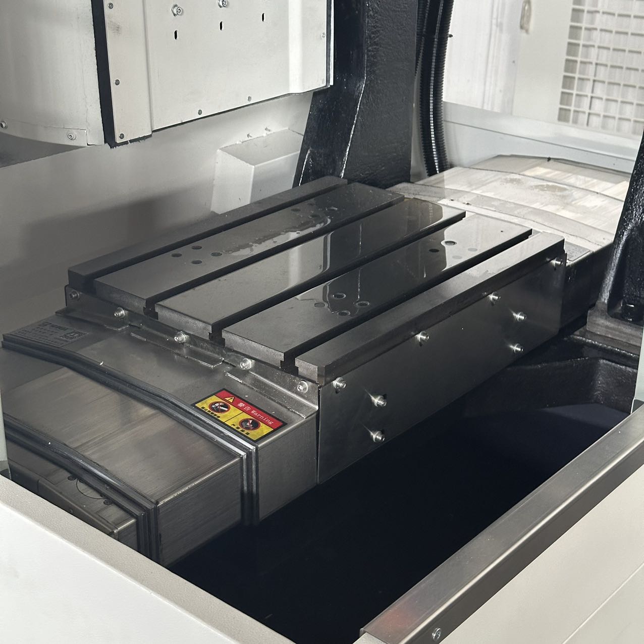 Fresadora CNC para fabricaci&oacute;n de moldes de precisi&oacute;n | Fresadora vertical de alta velocidad de 3 ejes LEYO M5
